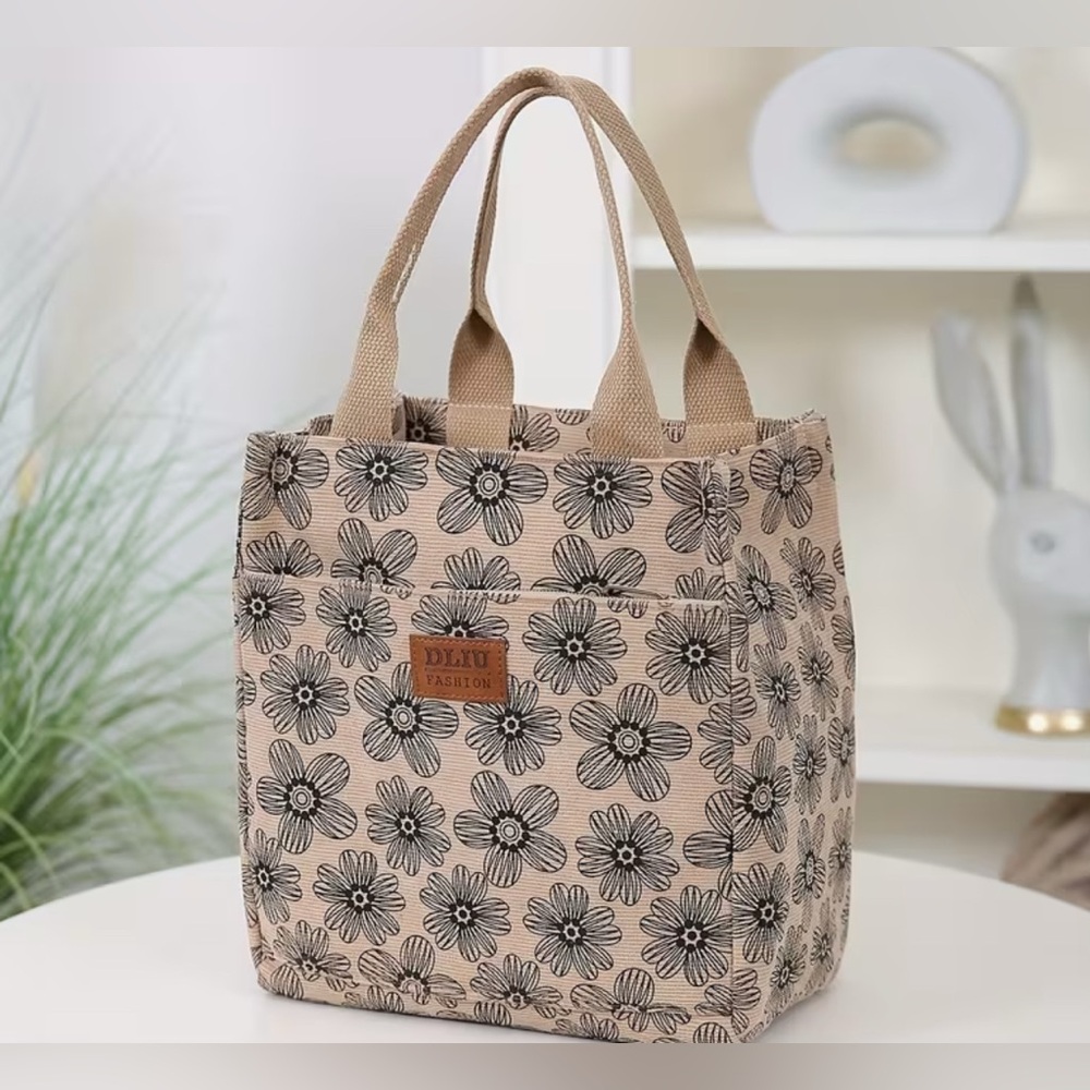 Beautiful Purse, Hand bag, Tote flannel printed fabric, with zipper closures.